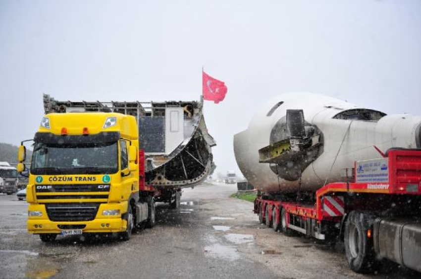 Bursa'da TIR'ın üzerindeki uçak görenleri şaşkına çevirdi