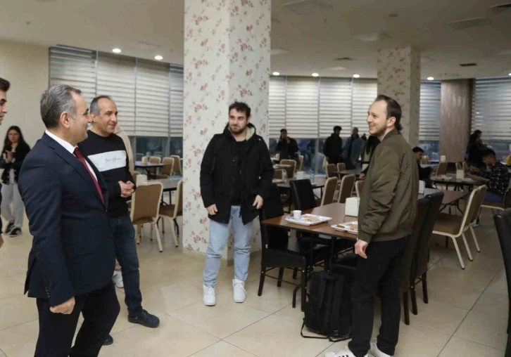 Rektör Altun ilk iftarı öğrencilerle açtı
