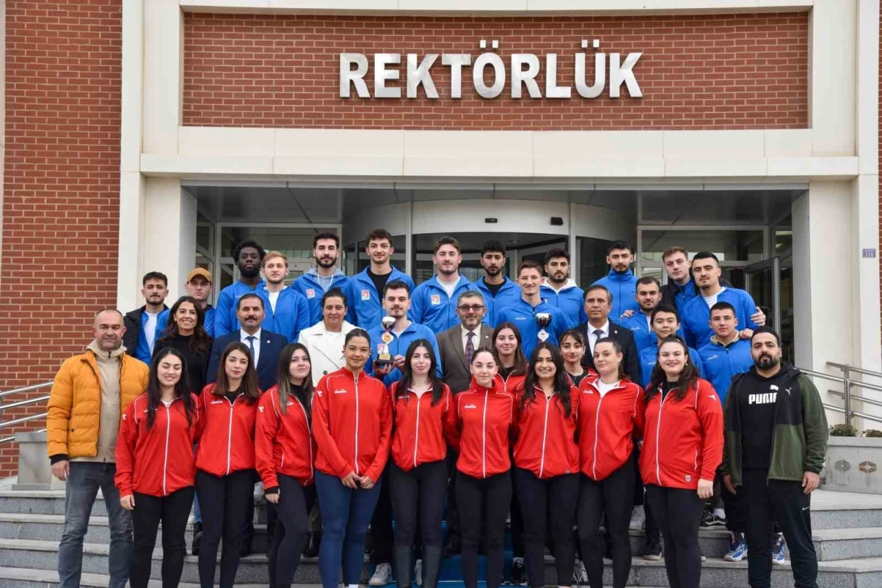 Rektör Kaplancıklı, futbol ve voleybol takımıyla ile bir araya geldi
