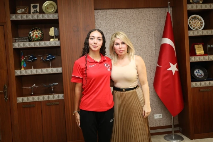 Rektör Özkan, altın madalyalı Selinay Tuğçe Kır ile bir araya geldi
