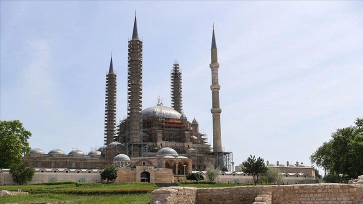 Restorasyondaki Selimiye Camisi'nin ana kubbe aleminin montajı tamamlandı