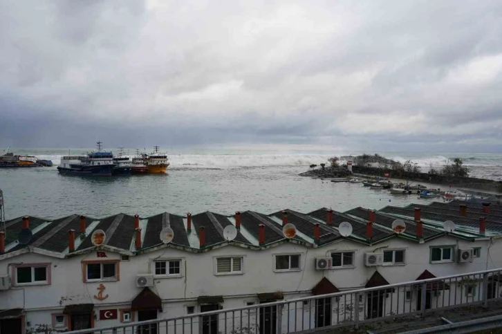 Rize’de biri tır olmak üzere 3 araç dalgalardan hasar gördü, 1 kamyonet denize düştü
