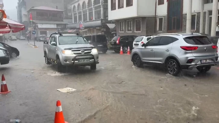 Rize’de sağanak yağış sonrası cadde ve sokaklar göle döndü
