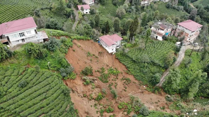 Rize’nin Salarha beldesinde heyelan nedeniyle 2 ev tedbir amacıyla boşaltıldı
