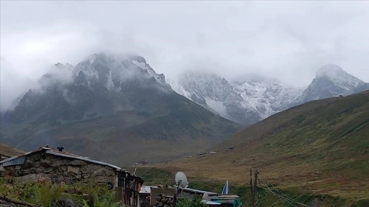 Rize'nin yüksek kesimleri beyaza büründü