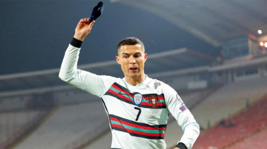 Ronaldo'nun yere attığı pazubandı, 2.5 milyon euroya satışa çıkarıldı