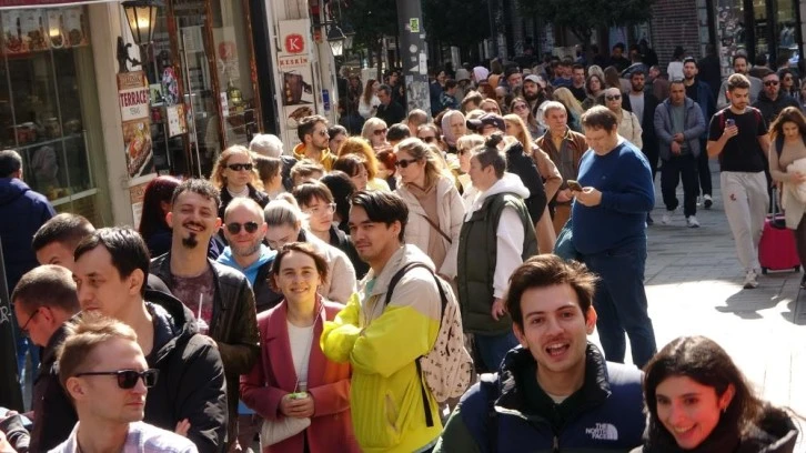 Türkiye'de yaşayan Ruslar oy vermek için konsolosluk önünde uzun kuyruklar oluşturdu