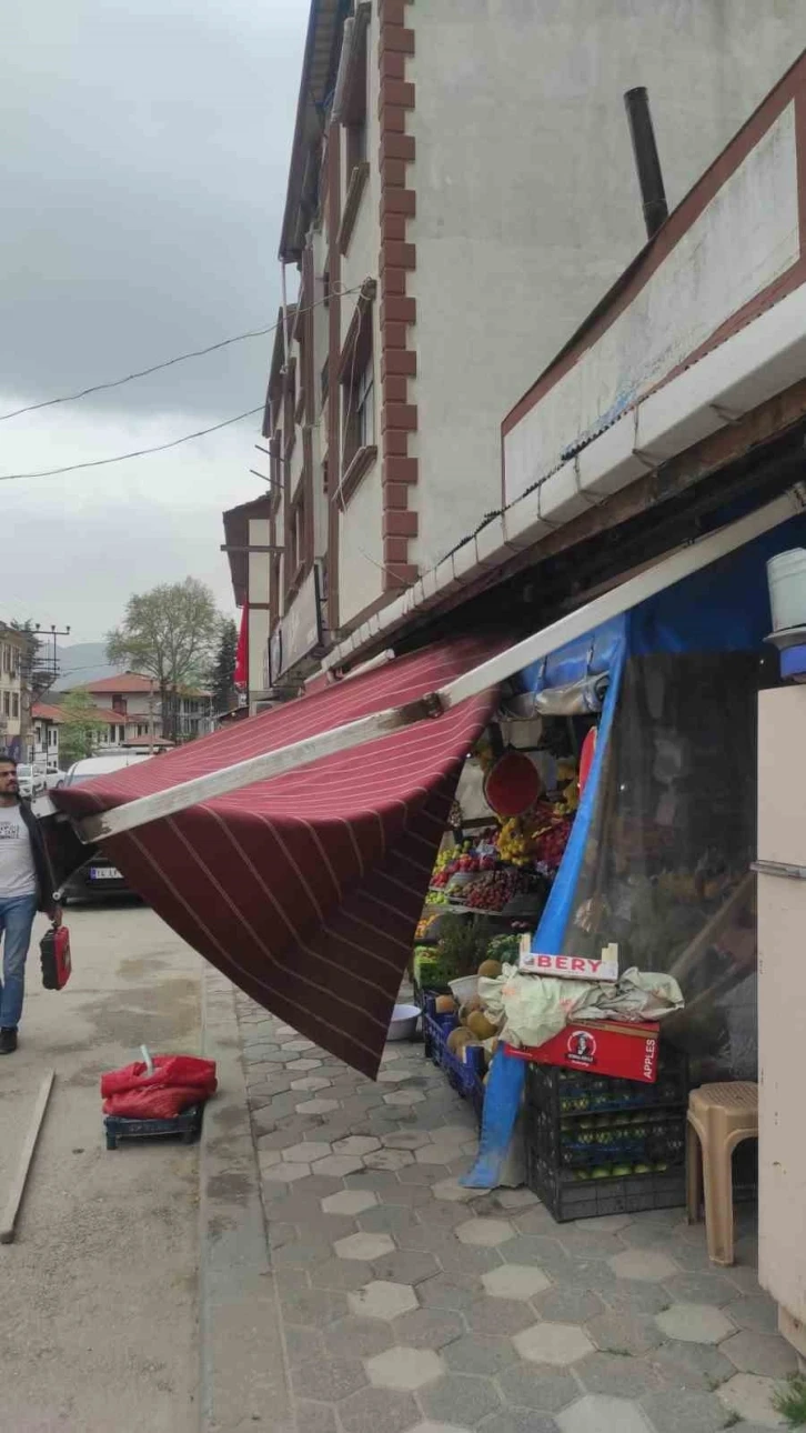 Rüzgar, manavın tentesini yıktı geçti
