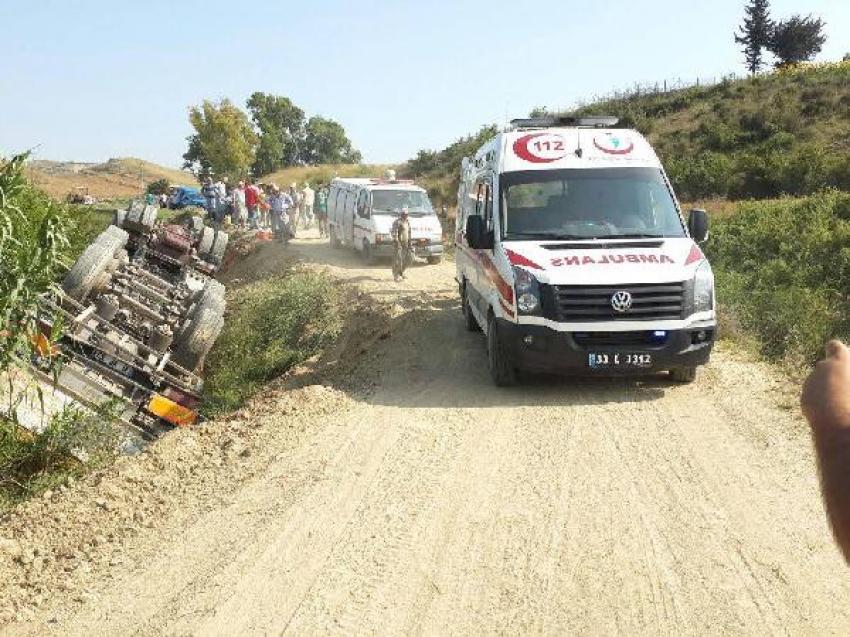 Saman yüklü TIR kanala devrildi