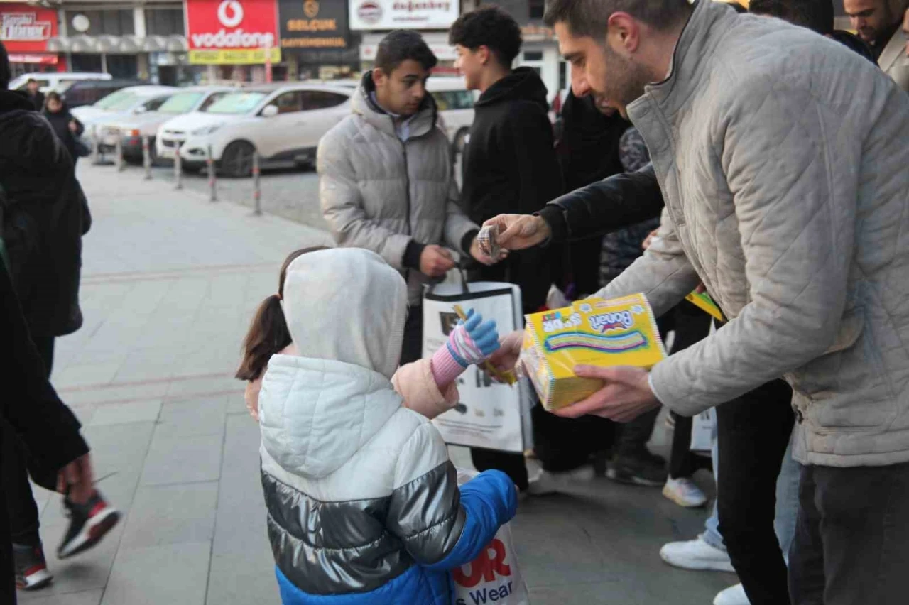 Sabah erkenden sokağa çıkan çocuklar "Şivlilik" diyerek hediyeleri topladı
