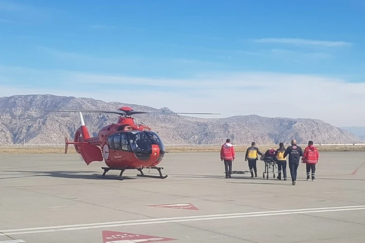 Safra kesesi rahatsızlığı olan kadın ambulans helikopterle Van’a sevk edildi
