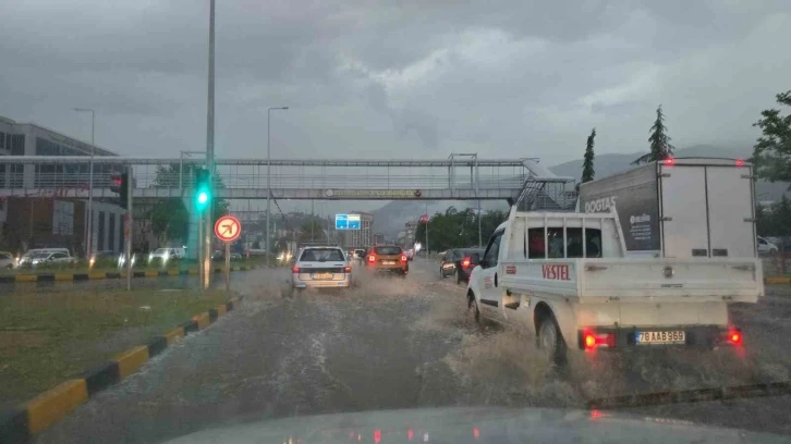 Sağanak sonrası yollar dereye döndü, tarihi konağın duvarı çöktü
