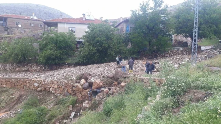 Sağanak yağış Kayseri’de sele neden oldu
