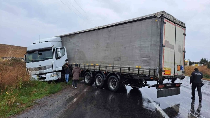 Sağanak yağışta kayan tır yolu kapadı