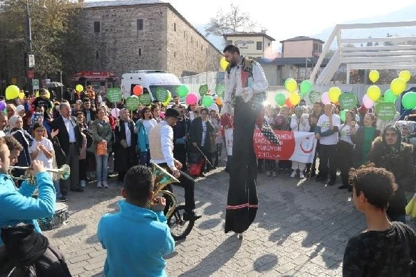 Sağlık çalışanları diyabet farkındalığı için yürüdü