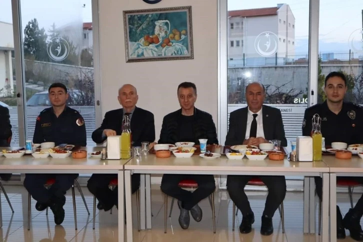 Sağlık çalışanları protokol ile iftar yemeğinde buluştu
