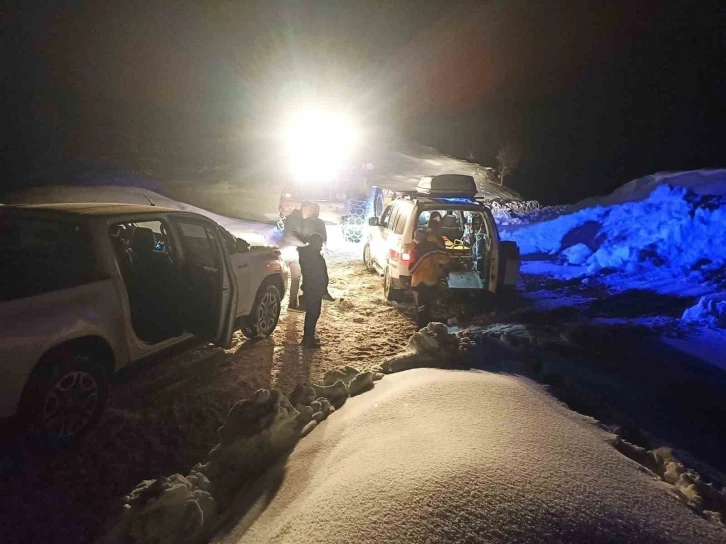 Sağlık ekipleri kar nedeniyle 6 saatlik çalışma sonrası hastaya ulaştı
