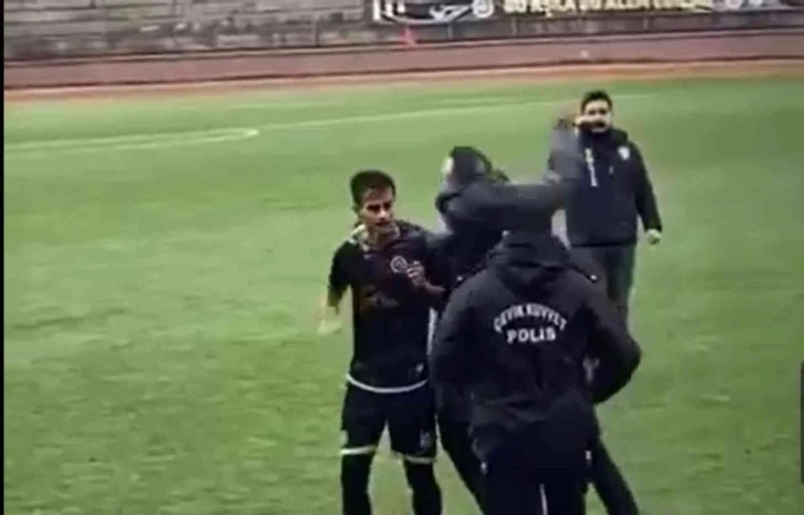 Sahaya inen kulüp başkanı rakip futbolcuyu tokatladı
