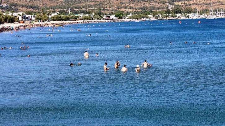 Sahillerde atım atacak yer kalmadı, ilçe nüfusu 1 milyonu aştı, akın akın gelmeye devam ediyorlar
