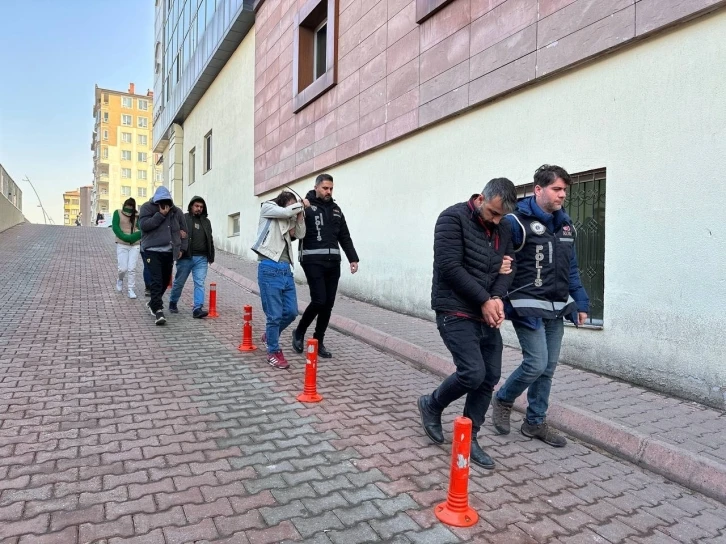 Sahte parayla akaryakıt istasyonundan alışveriş yaptılar, yakayı ele verdiler
