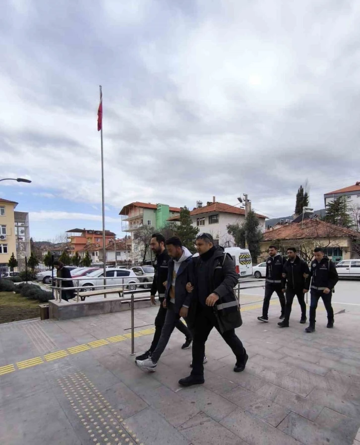 Sahte parayla hayvan satın alıp piyasaya sahte para sokan 2 şahıs tutuklandı
