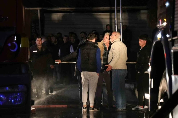 Sakarya’da 2 katlı ahşap evde yangın: Alevler geceyi aydınlattı
