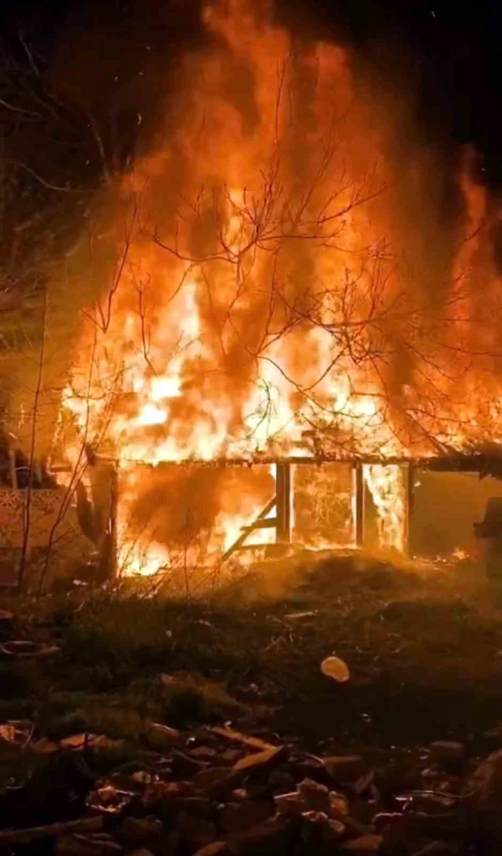 Sakarya’da baraka alev topuna döndü: Mahalleli sokağa döküldü
