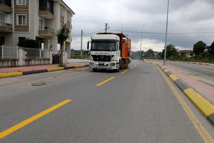 Sakarya’da bu yıl 3 bin 528 kilometre yol çizgisi asfaltla buluşacak
