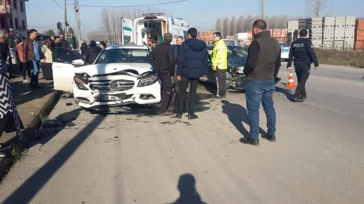 İki otomobil kafa kafaya çarpıştı, 1 yaralı