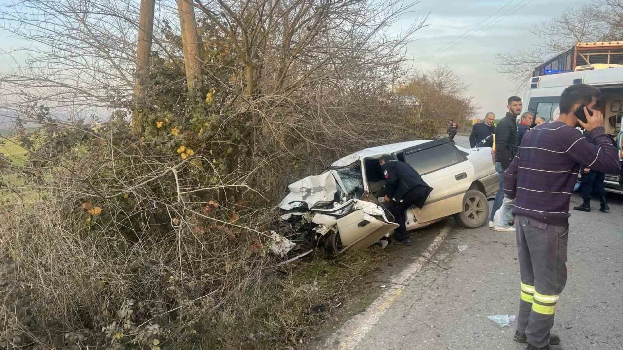 Sakarya’da kamyon ile otomobil çarpıştı: 2 ağır yaralı
