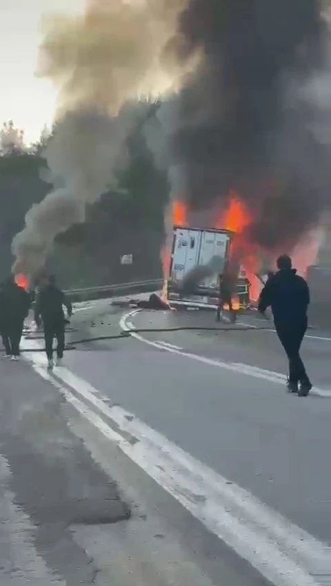 Sakarya’da seyir halindeki tır alev alev yandı
