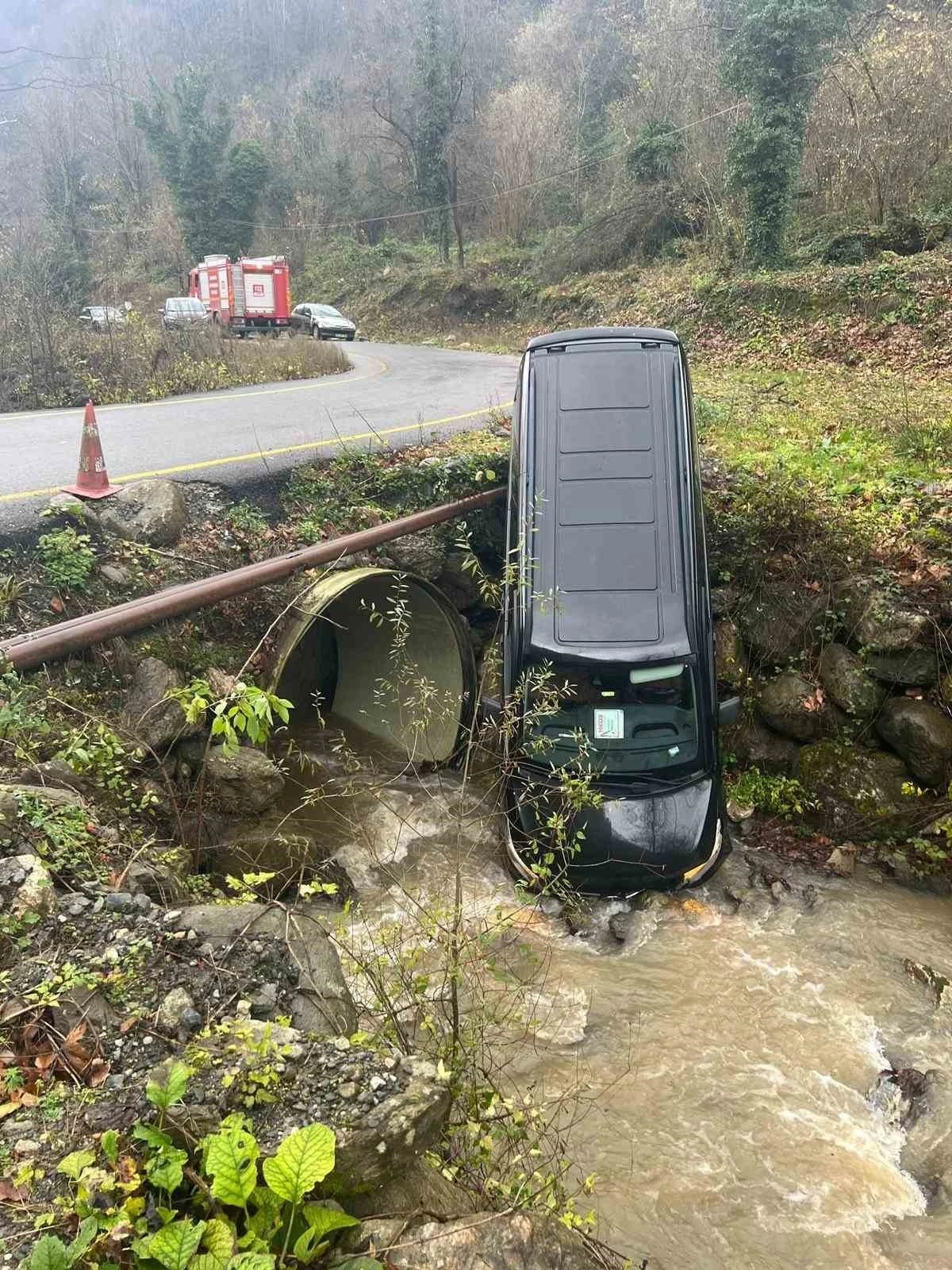 Sakarya’da yabancı turistleri taşıyan minibüs dere yatağına düştü: 3 yaralı
