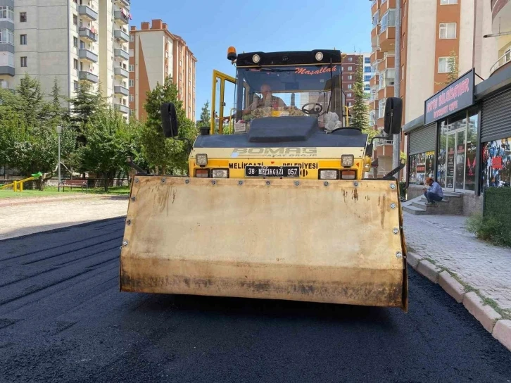 Sakarya Mahallesi’nde 5 sokakta asfalt yenileniyor
