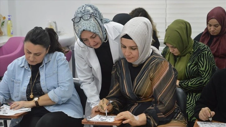 Sakarya'da kadınlar organizasyonlarda Hint kınası uygulayarak gelir sağlıyor