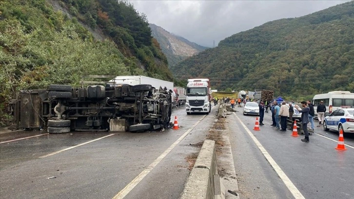 Sakarya'da meydana gelen trafik kazasının ardından kara yolu ulaşıma kapandı