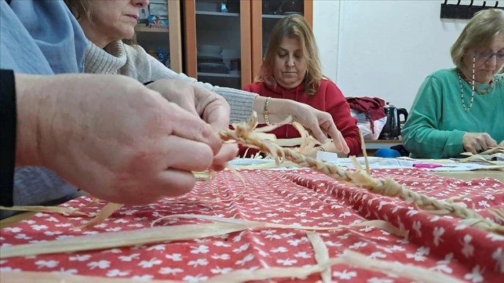 Sakarya'da mısır kabuklarından hediyelik eşya yapan kadınlar, aile ekonomisine katkı sağlıyor