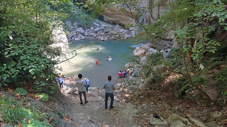 Sakarya'da sıcaktan bunalanlar Doğançay Şelalesi'nde serinliyor