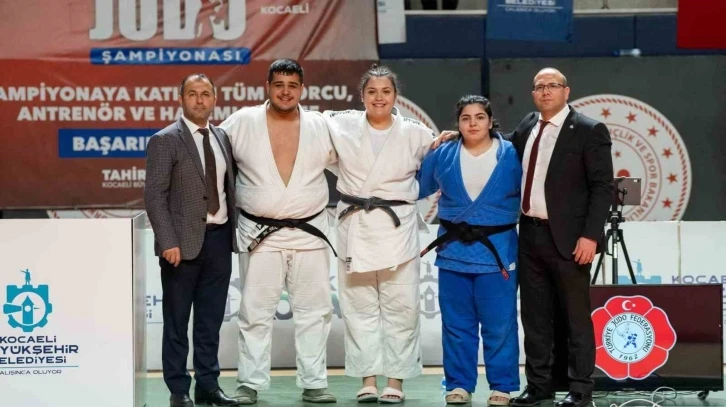 Salihlili judoculardan 2 altın, 1 bronz madalya