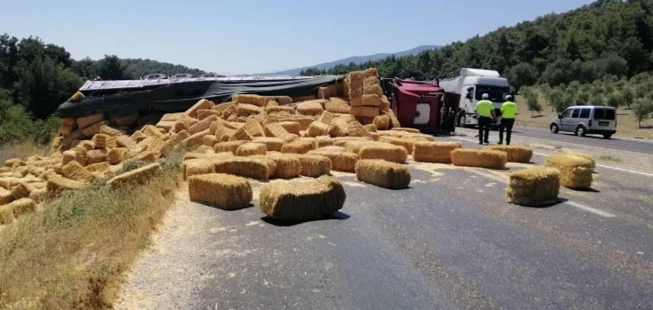 Saman yüklü tır devrildi, yol ulaşıma kapandı
