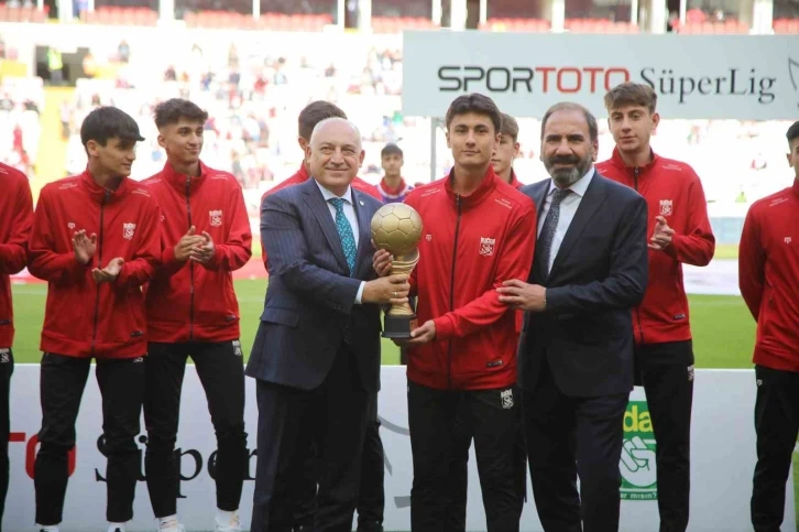 Şampiyonluk kupasını TFF Başkanı Büyükekşi verdi
