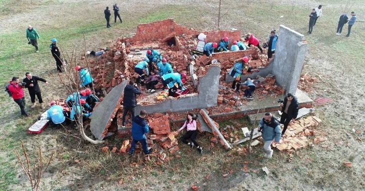 Samsun’da film gibi tatbikat: Selde mahsur kalanlar karadan ve havadan böyle kurtarıldı
