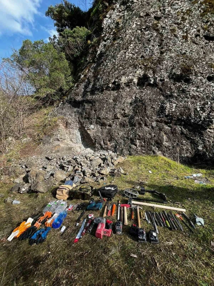 Samsun’da kaçak kazı yapan 4 kişi yakalandı
