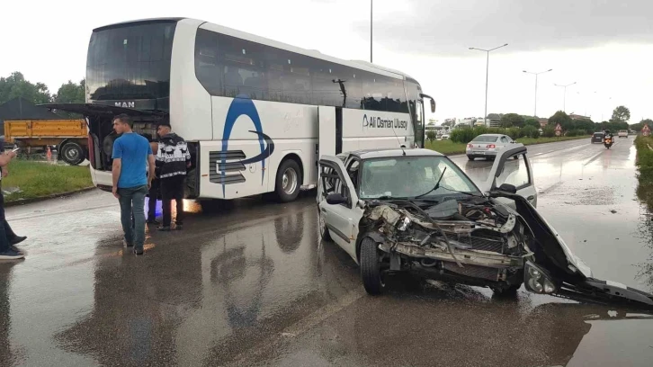 Samsun’da otomobil otobüse çarptı: 3 yaralı
