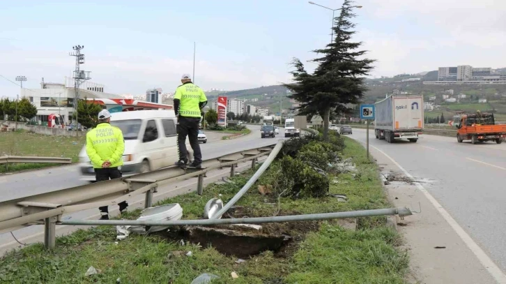 Samsun’da otomobil refüje çarptı: 2 yaralı
