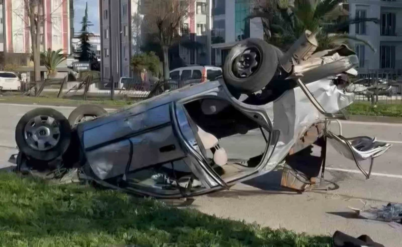 Samsun’da otomobili demir korkuluklara çaptı: 2 yaralı
