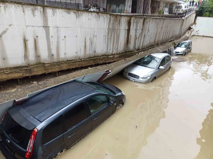 Samsun’un sağanakla imtihanı: Atakum’da bodrum katları su bastı, istinat duvarı yıkıldı
