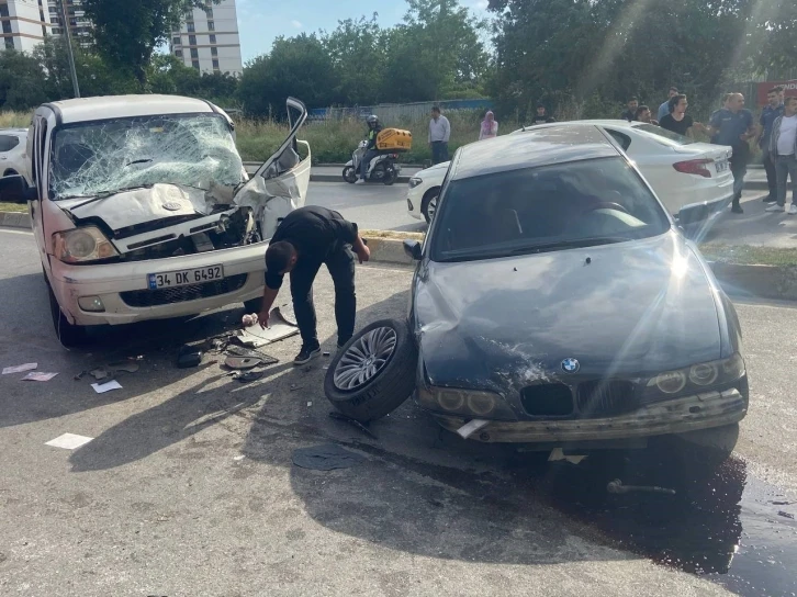 Sancaktepe’de otomobil ile minibüs kafa kafaya çarpıştı: 4 yaralı
