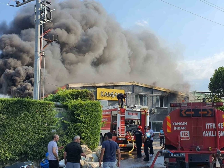 Sandalye fabrikasındaki yangının boyutu dron ile görüntülendi