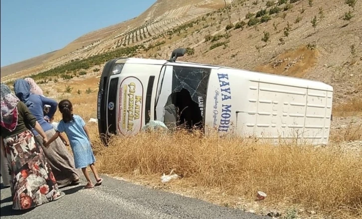 Şanlıurfa’da minibüs devrildi: 2 yaralı
