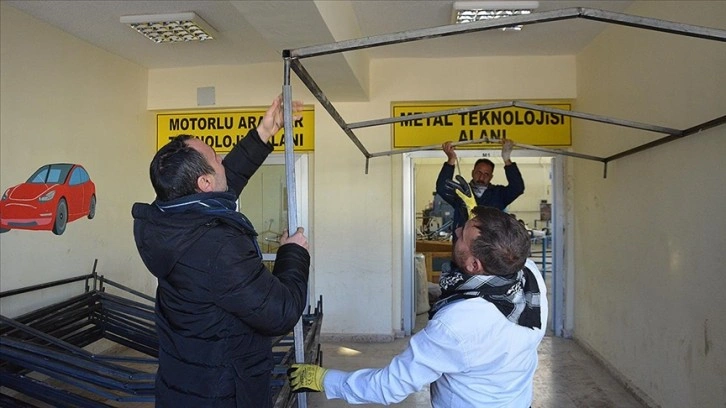 Şanlıurfa'da meslek lisesinde depremzedeler için çadır yapılıyor